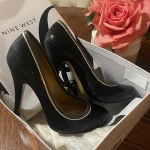 Nine West Stiletto pumps- In black color with white & gray trim Size 5